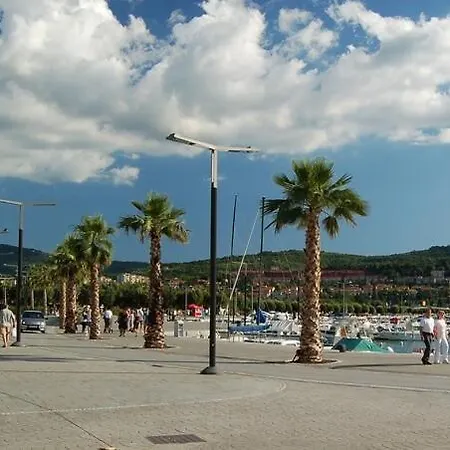 With Sea View And Jacuzzi Apartament *
