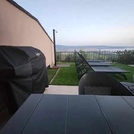 With Sea View And Jacuzzi Apartmán