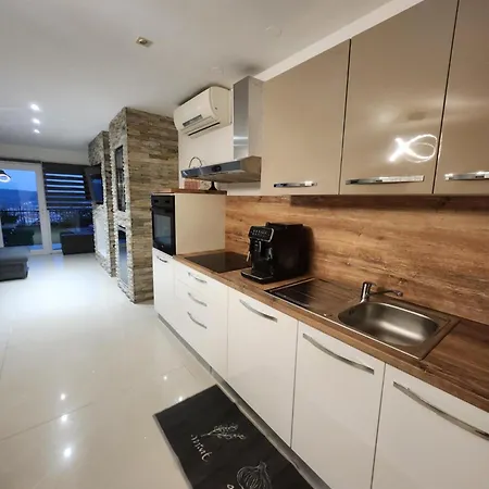 With Sea View And Jacuzzi Apartmán